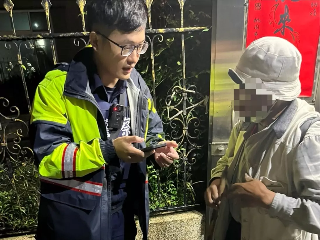 7旬翁百里尋弟迷途 楊梅警暖心助他團圓 7旬翁百里尋弟迷途 楊梅警暖心助他團圓