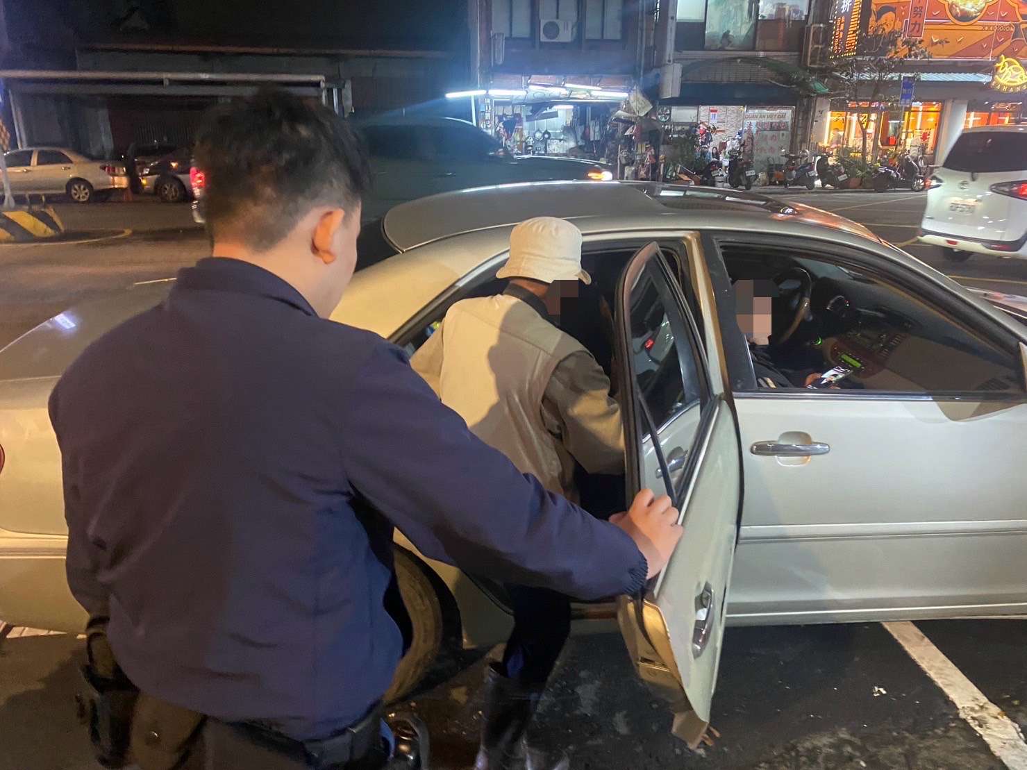 7旬翁百里尋弟迷途 楊梅警暖心助他團圓 S 14270627