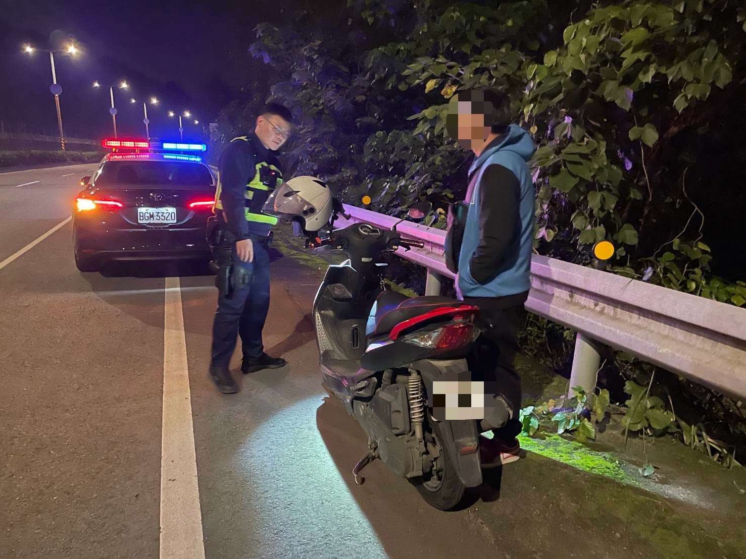 男子1原因深夜滯留郊外 楊梅暖警助他回家 S 14286969