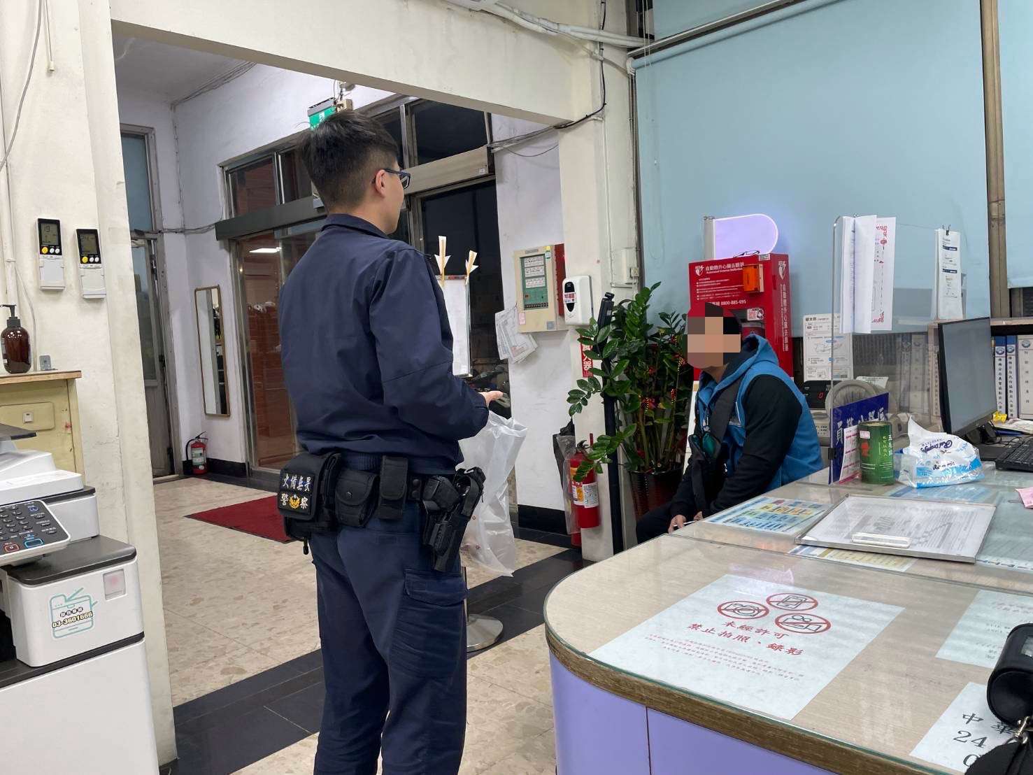 男子1原因深夜滯留郊外 楊梅暖警助他回家 S 14286970