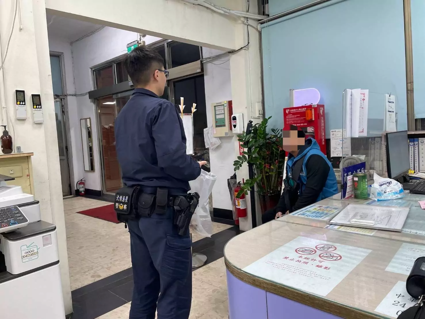男子1原因深夜滯留郊外 楊梅暖警助他回家 男子1原因深夜滯留郊外 楊梅暖警助他回家
