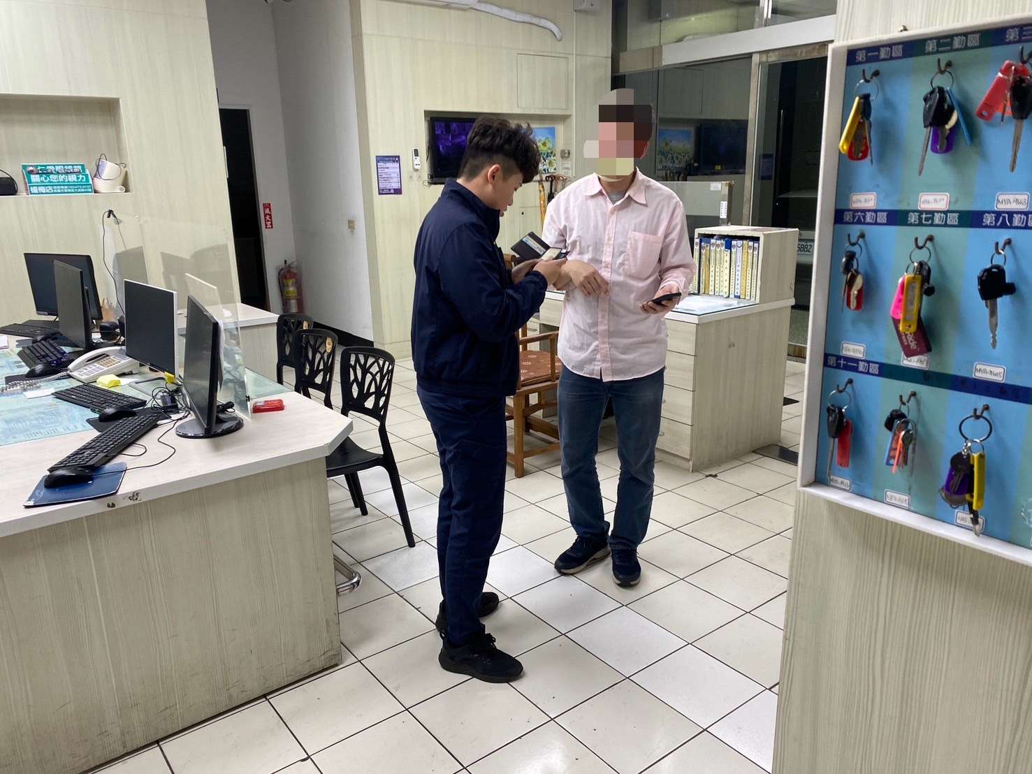 回家才發現錢包不見 楊梅警熱心幫找回財物 S 14450783