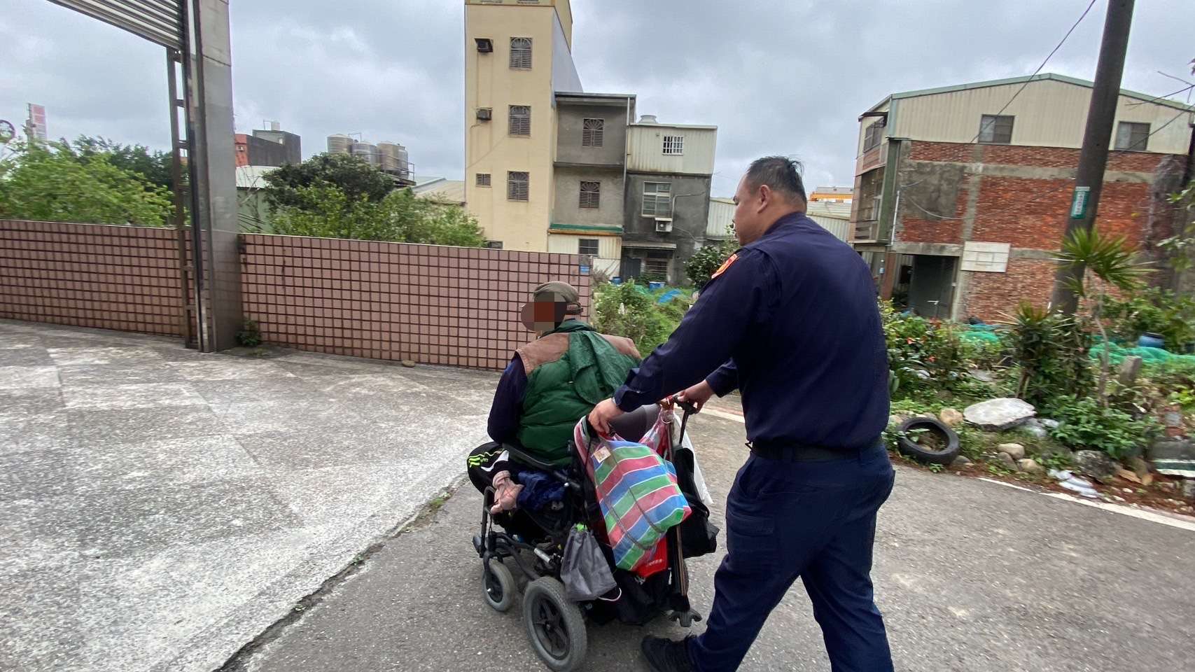 身障男1原因無法返家 楊梅警及時伸援 S 14721078