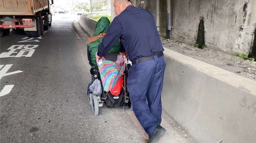 身障男1原因無法返家 楊梅警及時伸援 S 14721079