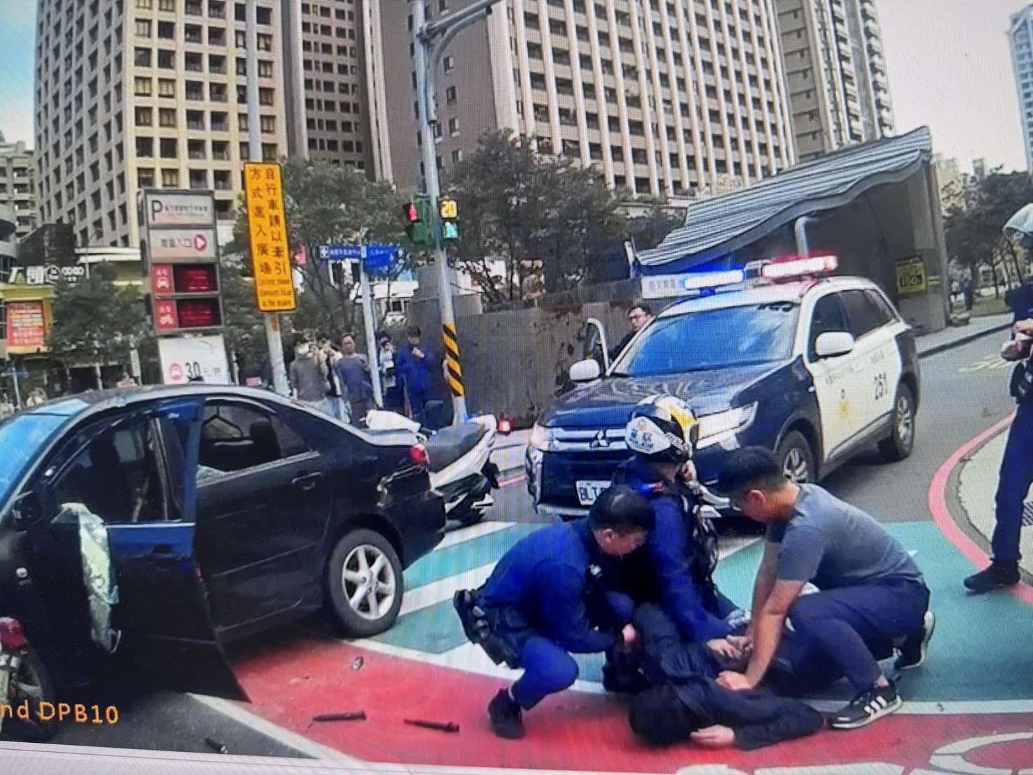 【有片】通緝男遇警駕車高速逃 勇警破窗負傷逮人 S 209412114