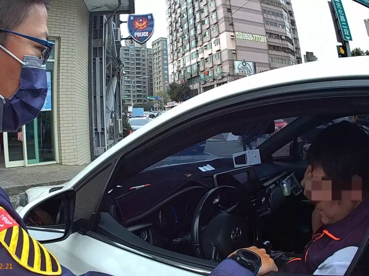 男子1原因駕駛座上沒動靜 壢警上前急關心 男子1原因駕駛座上沒動靜 壢警上前急關心