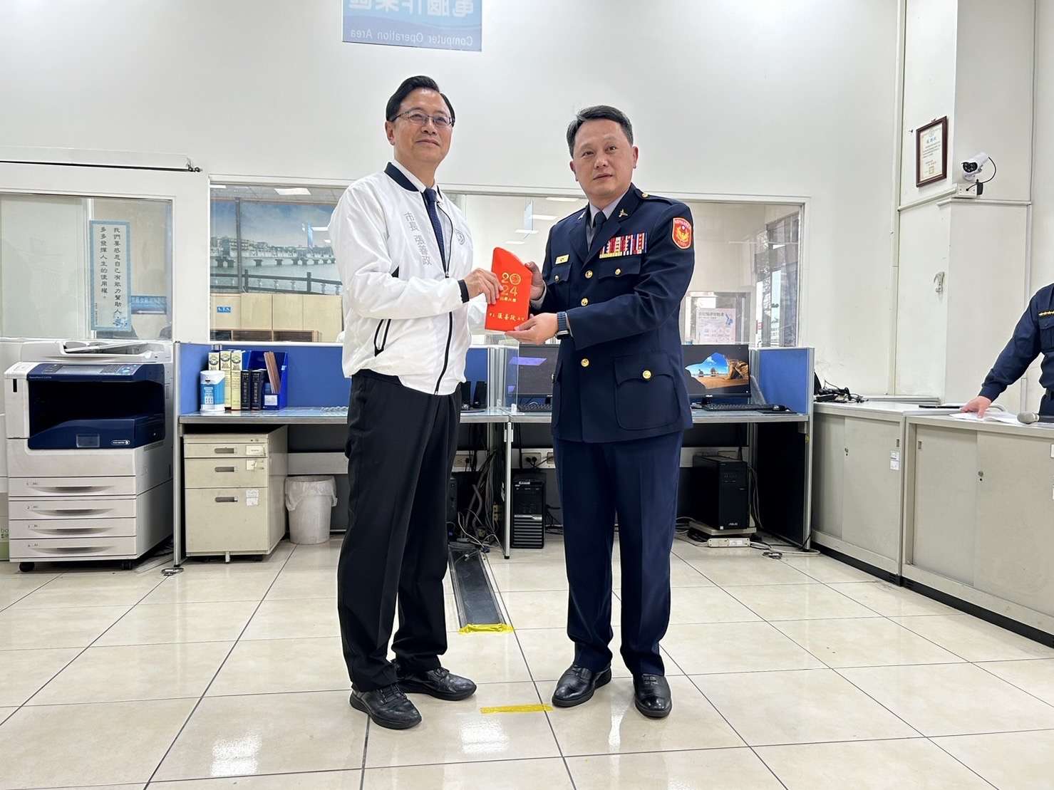 龍警加強重要節日安全維護工作 張善政頒發慰問金、禮盒 S 21857070