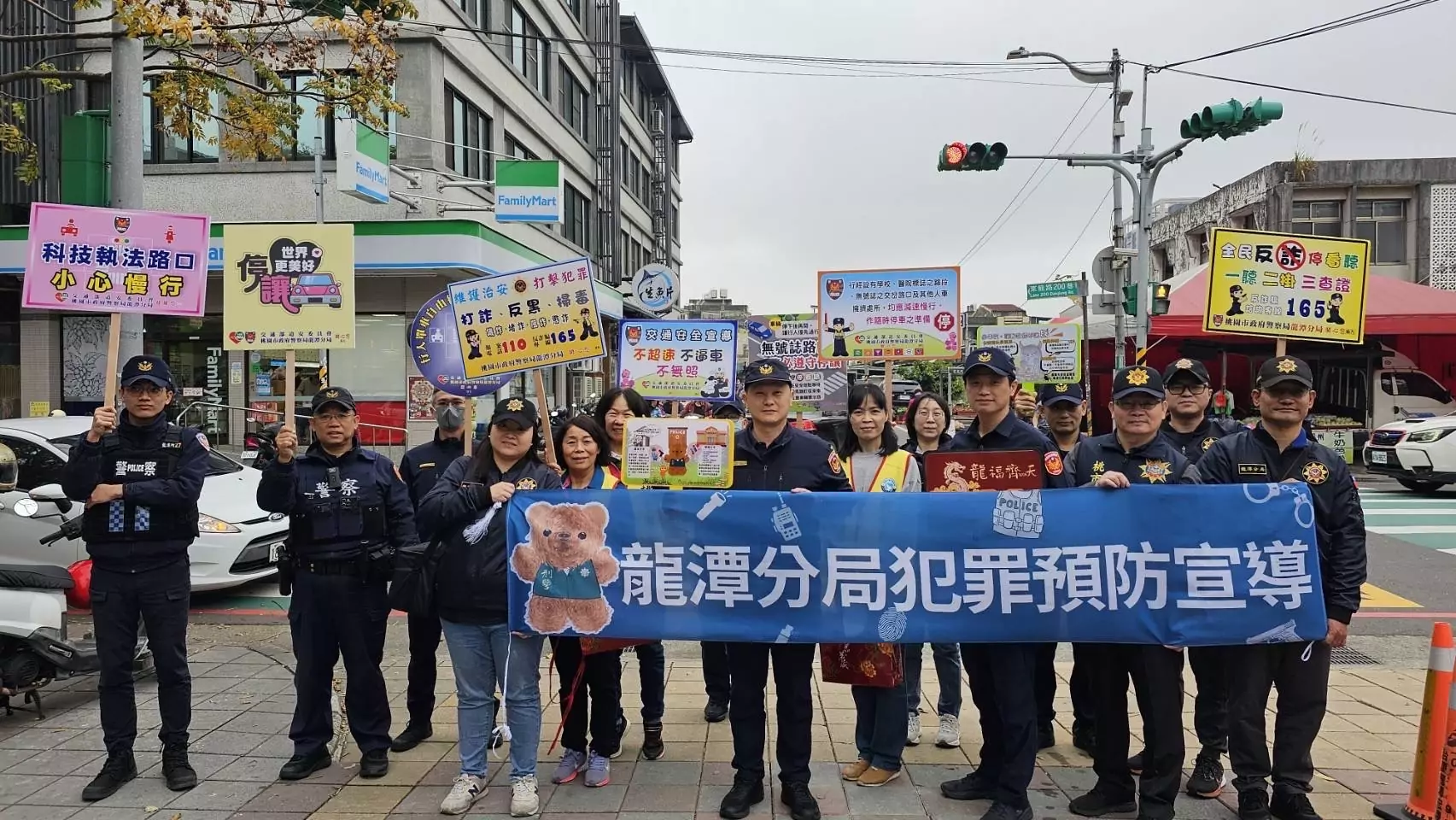 龍潭警傳統市場發錢母 加強民眾自我保護意識 S 21857331
