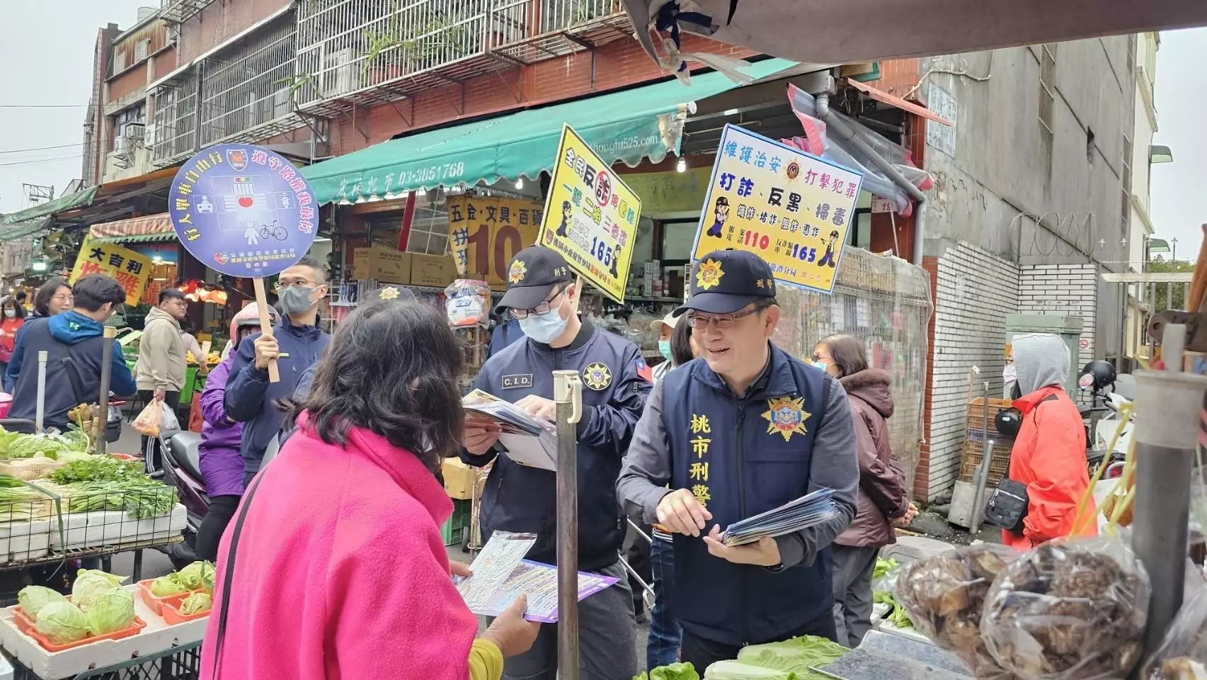 龍潭警傳統市場發錢母 加強民眾自我保護意識 S 21857335