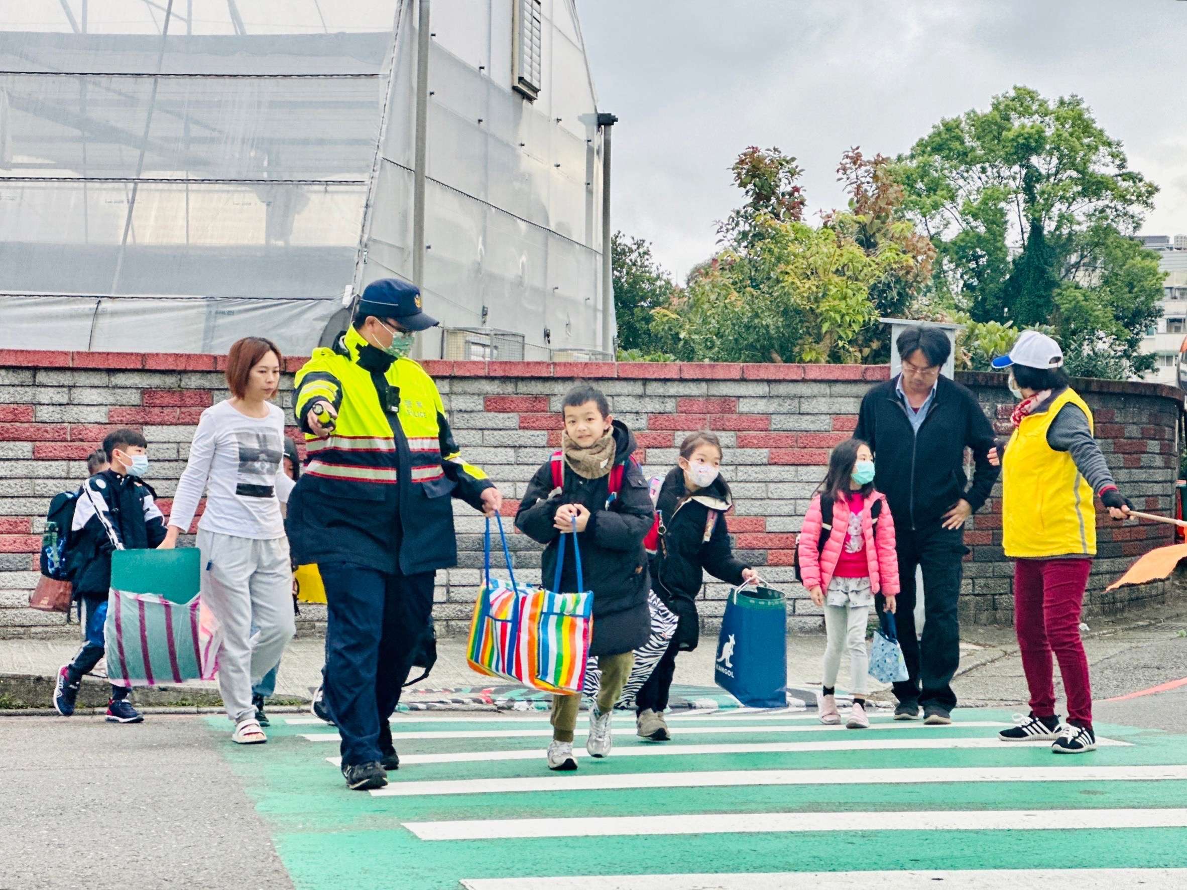 開學日龍潭警護學童安全宣導 平安走入校園 S 22003839 0