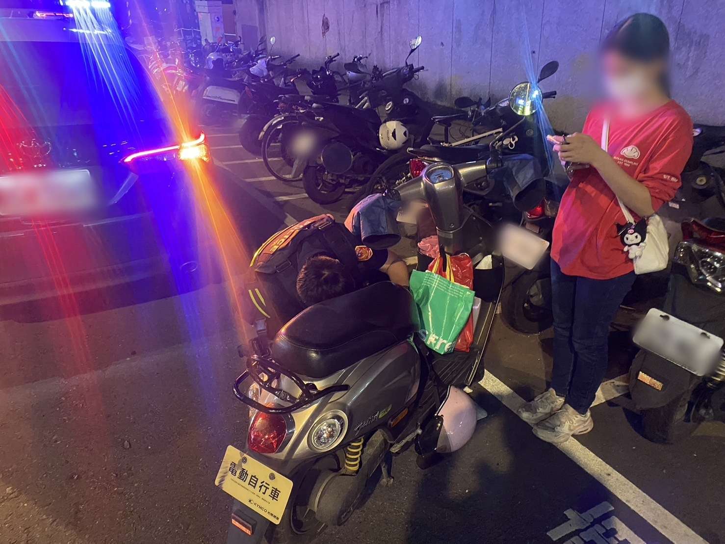 女子鑰匙丟車廂打不開 壢警巧手取出助她回家 S 23543921 0