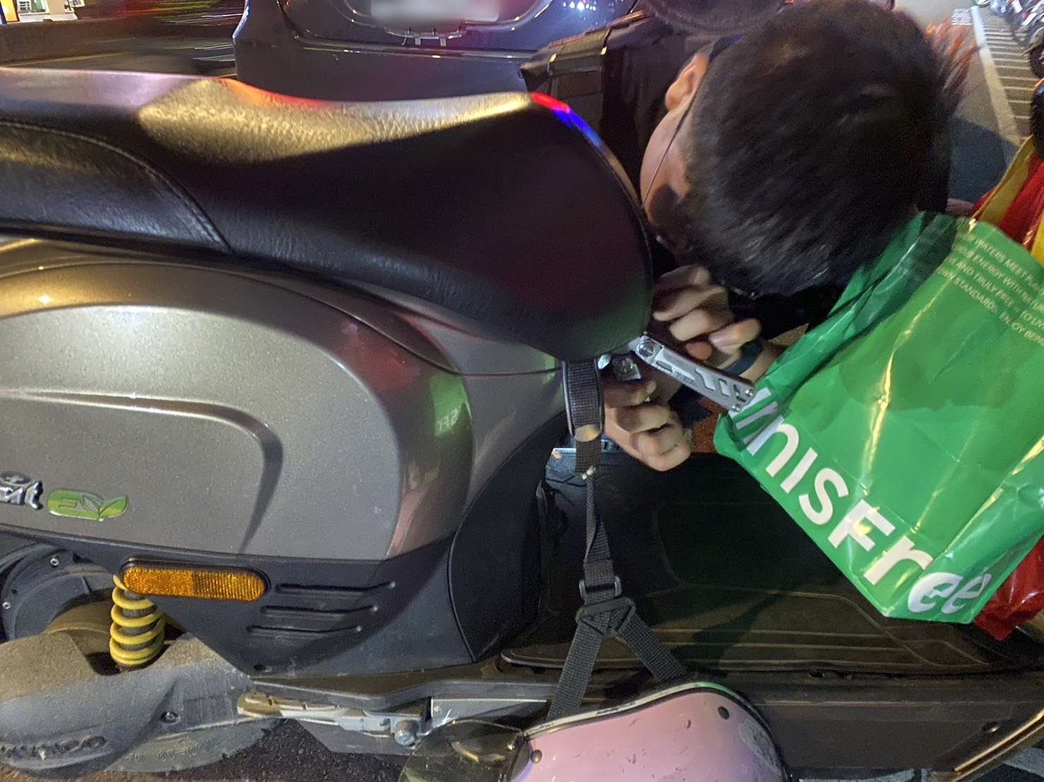 女子鑰匙丟車廂打不開 壢警巧手取出助她回家 S 23543923 0