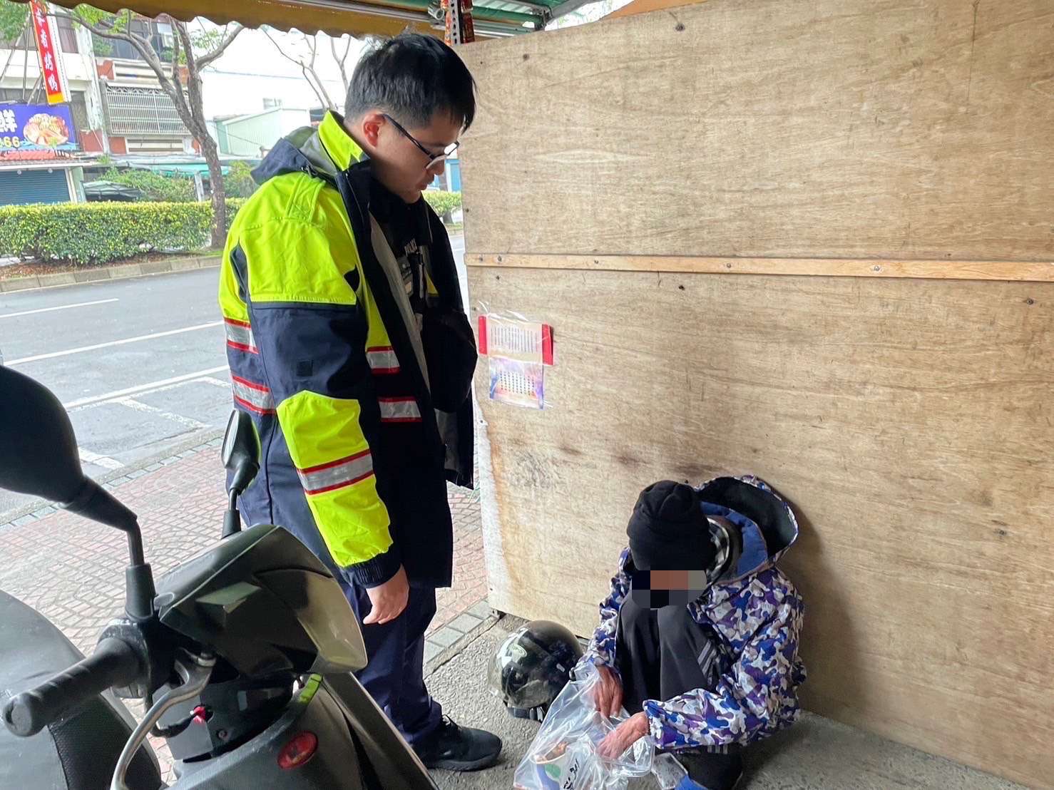 7旬翁無助臥倒路旁 壢警一問原因惹鼻酸 S 247373843