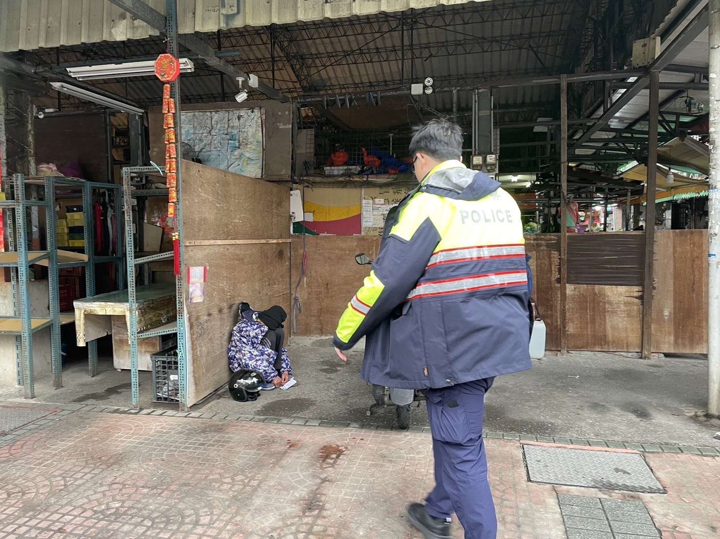7旬翁無助臥倒路旁 壢警一問原因惹鼻酸 S 247373847