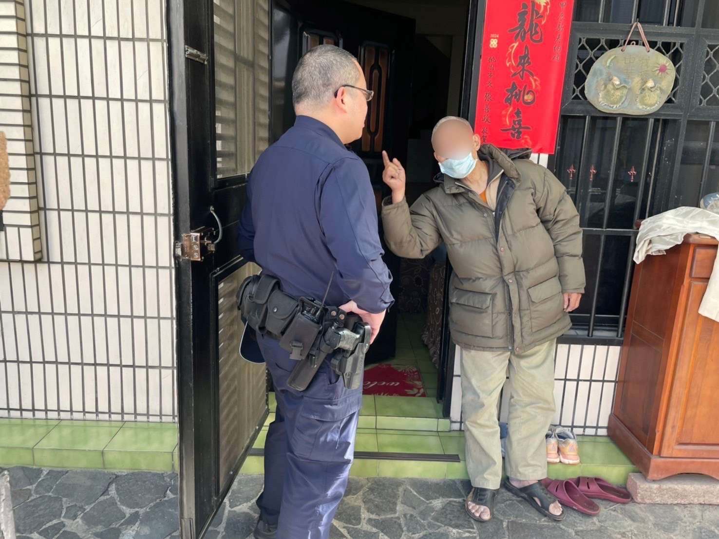 失智翁外出散步迷途 壢警靠他身上1物化解驚魂 S 248602633 0