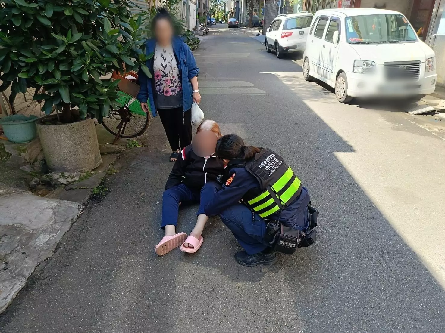 6旬失智婦坐路中鬧脾氣 壢警耐心安撫 6旬失智婦坐路中鬧脾氣 壢警耐心安撫