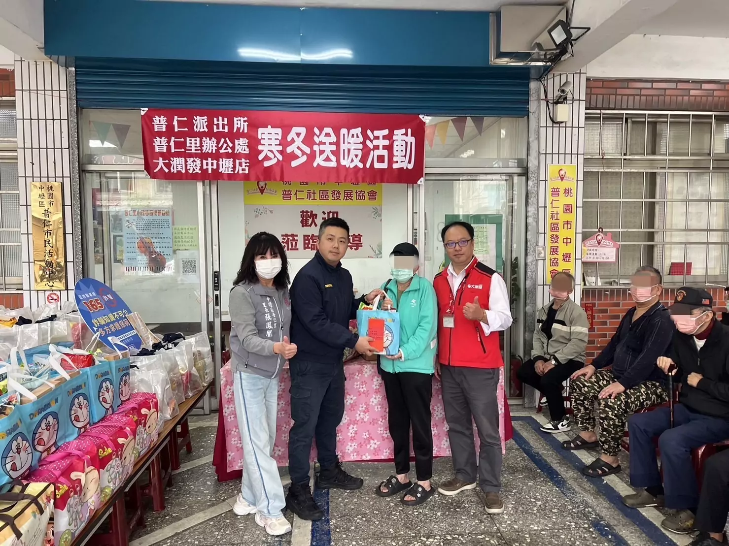 壢警熱心所長積極關懷弱勢 攜手民間團體春節送暖 壢警熱心所長積極關懷弱勢 攜手民間團體春節送暖