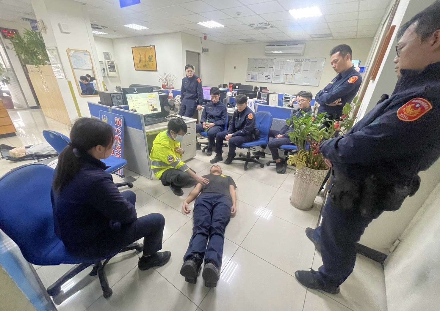 桃消迴龍分隊傳授CPR技能 開啟警消合作新契機 S 257450028 0