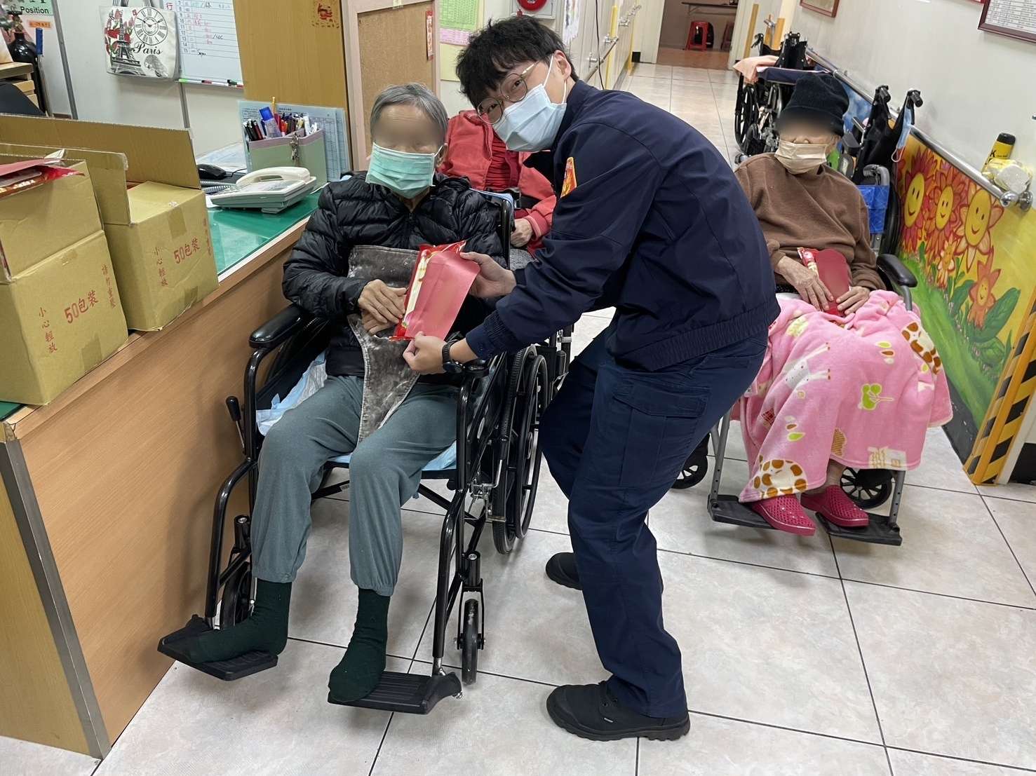 壢警前進長照中心 向長輩拜早年 S 28909719 0 副本 副本 0