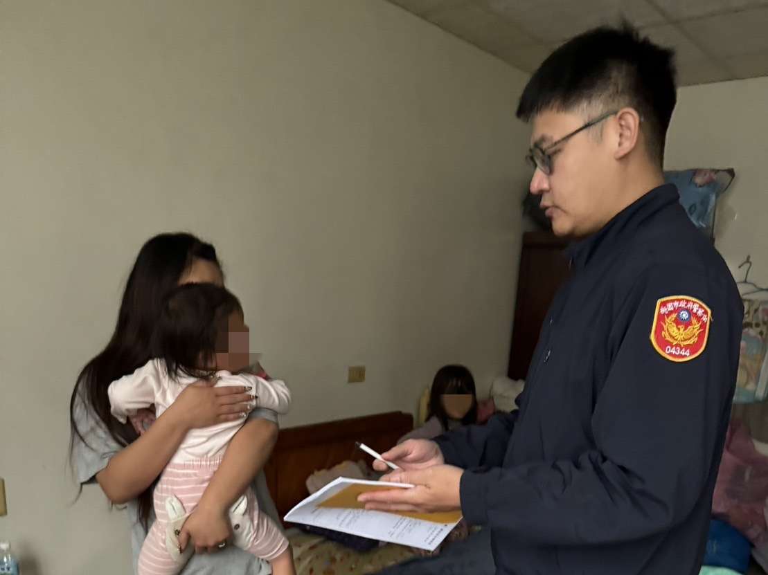 壢警農曆新年前夕助姊妹團圓 姊離家原因曝光惹鼻酸 S 32112648 0 副本 0