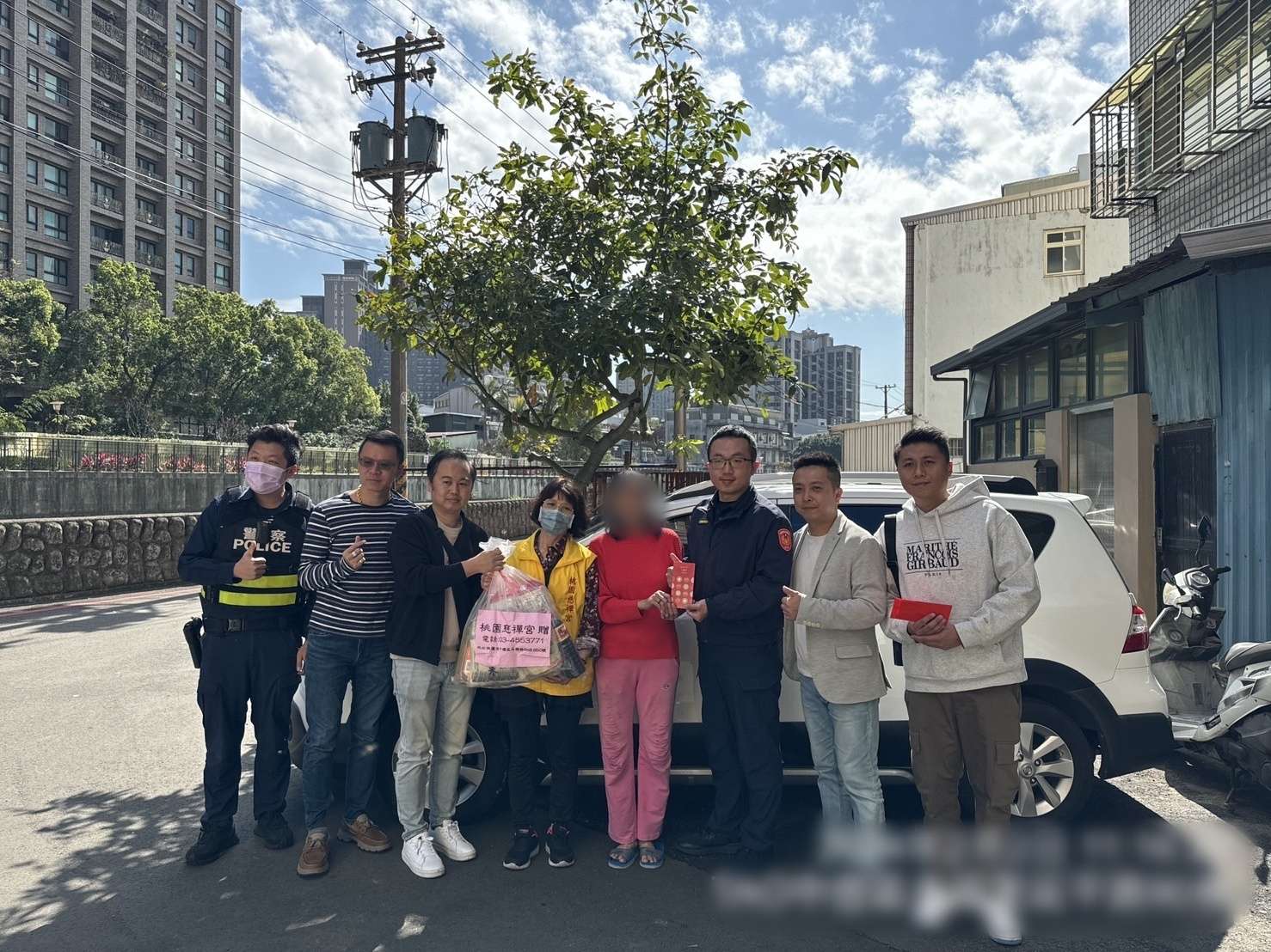 壢警攜手宮廟歲末送暖 發物資助弱勢溫暖過冬 S 32792588 0