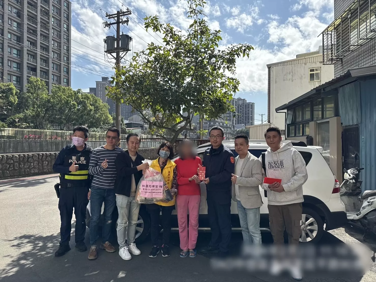 壢警攜手宮廟歲末送暖 發物資助弱勢溫暖過冬 S 32792588 0