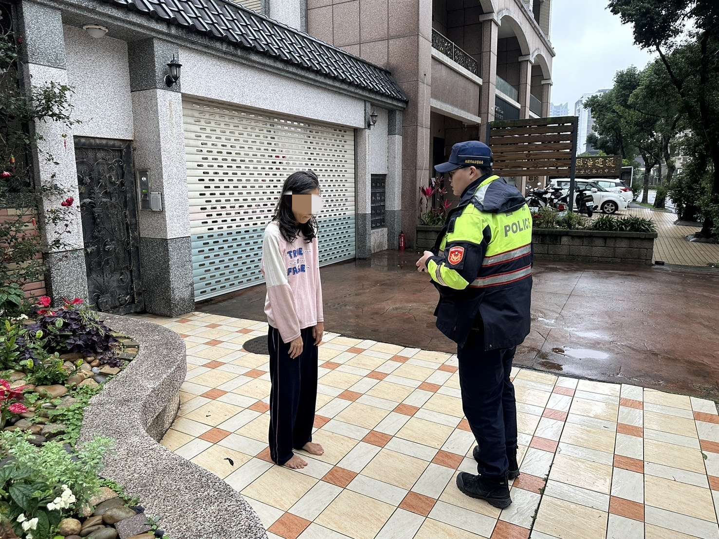 女打赤腳淋雨引警民關心 父心疼曝背後原因 S 332931077 0