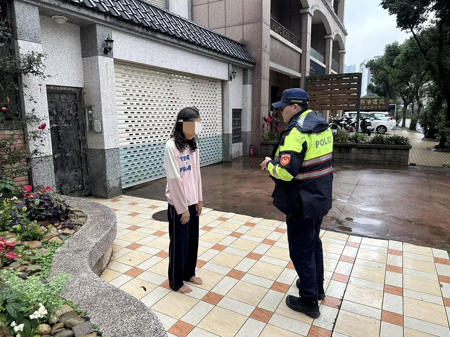 女打赤腳淋雨引警民關心 父心疼曝背後原因 女打赤腳淋雨引警民關心 父心疼曝背後原因