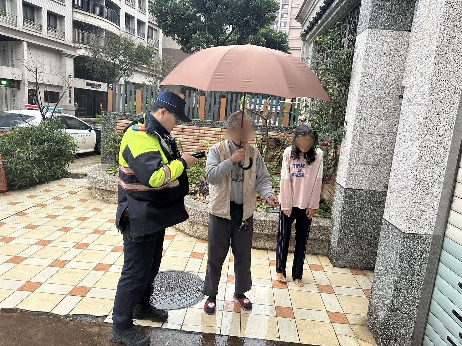 女打赤腳淋雨引警民關心 父心疼曝背後原因 S 332931088 0 副本 0