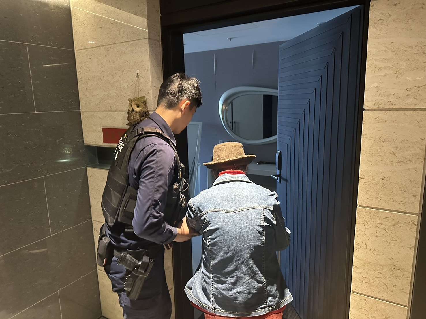 8旬老婦外出體力不支倒地 中壢暖警助平安返家 S 333897741 0 副本