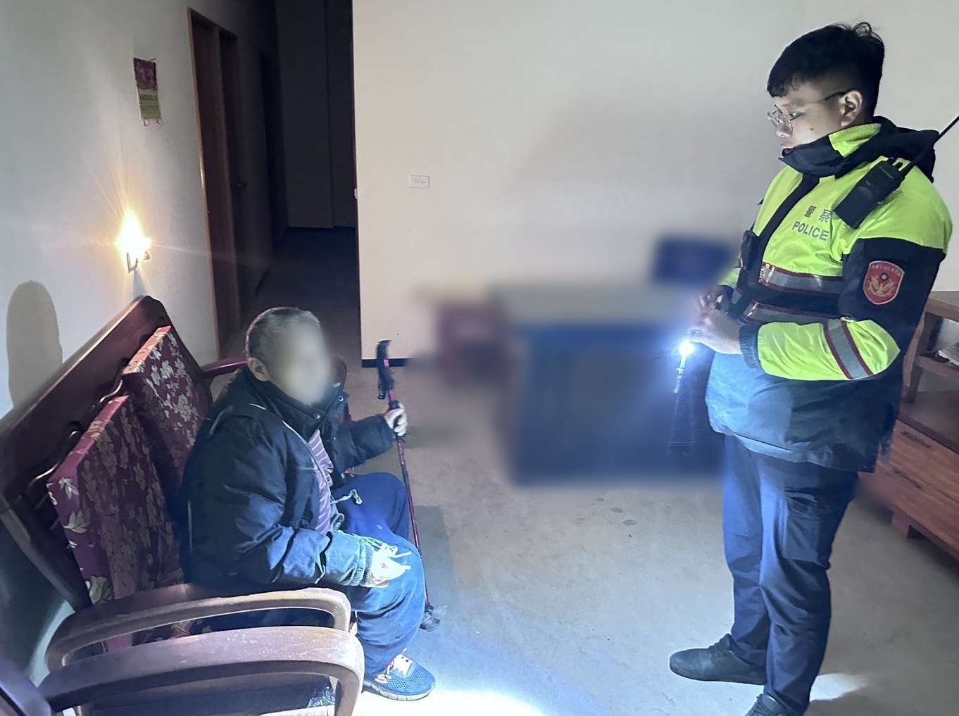 7旬失智翁雨夜迷途 中壢警民及時伸援 S 33825460 0 副本 0