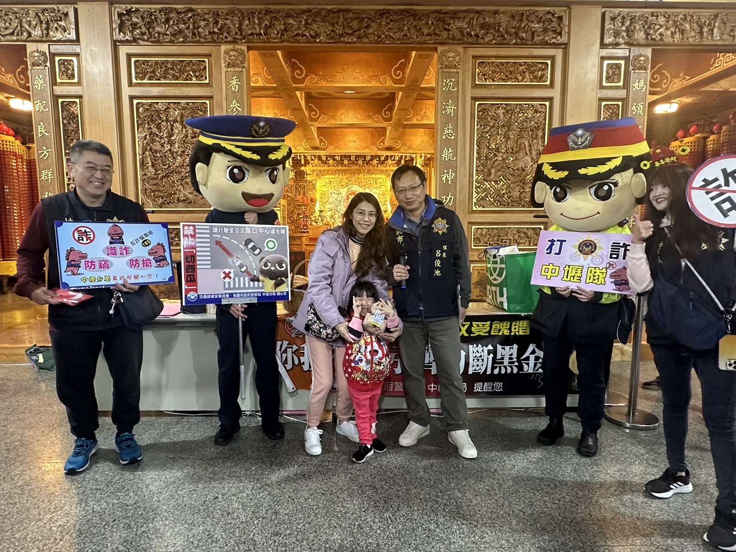 中壢警攜手仁海宮進行春節宣導 發送「三防小恐龍」與民互動 S 5611658 0 0