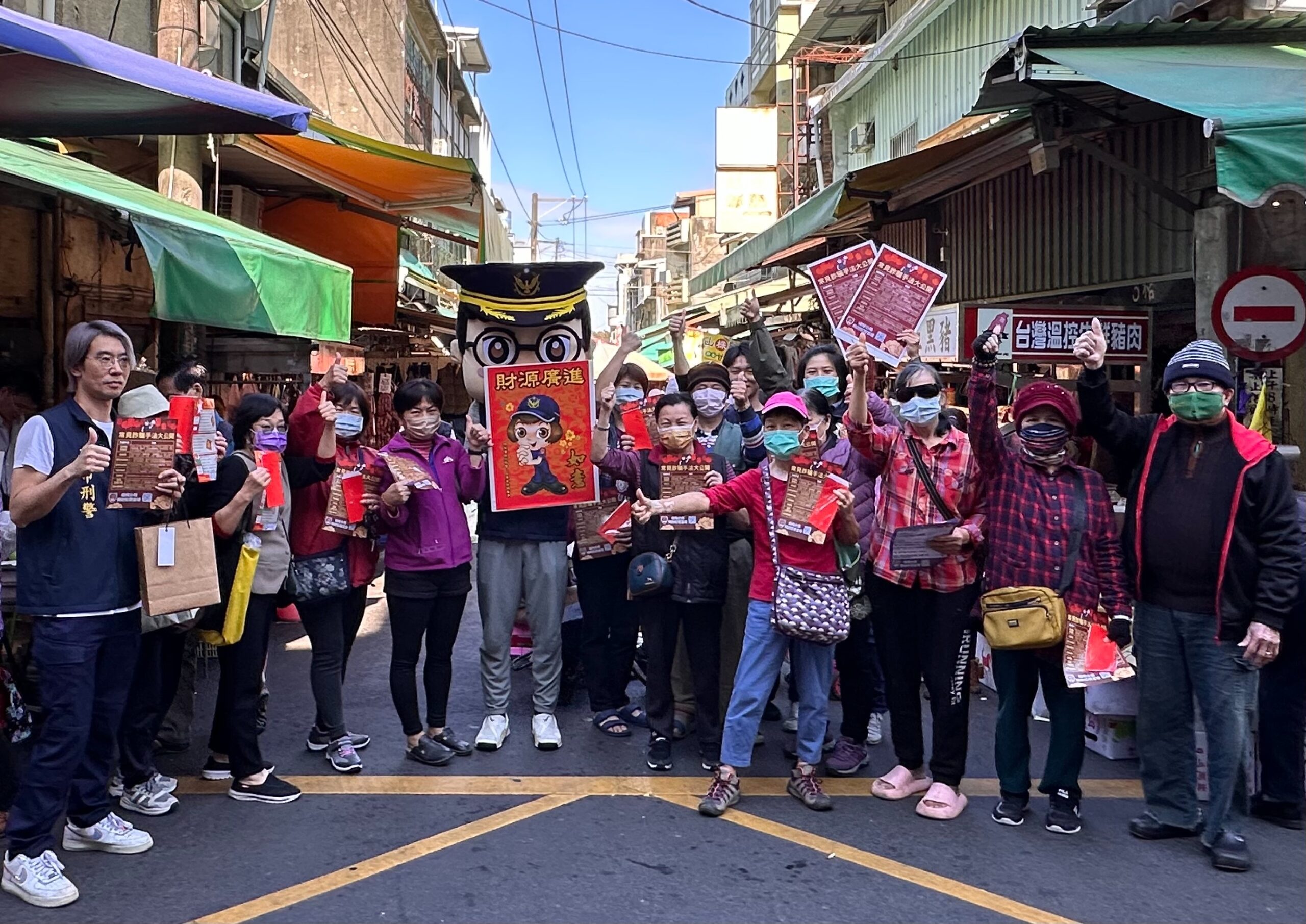 楊梅警預防犯罪宣導 前進菜市場守護市民荷包 S 60571670 scaled