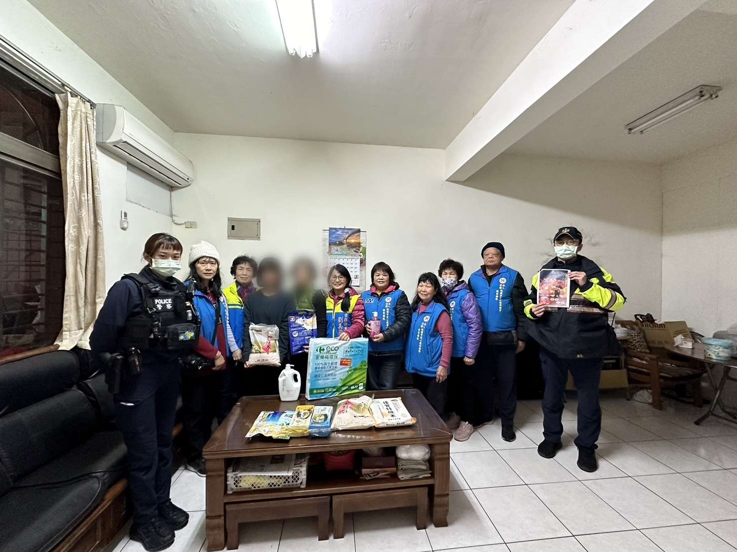 青埔警春節送暖 贈弱勢家庭愛心物資 S 63750173 0 副本 0
