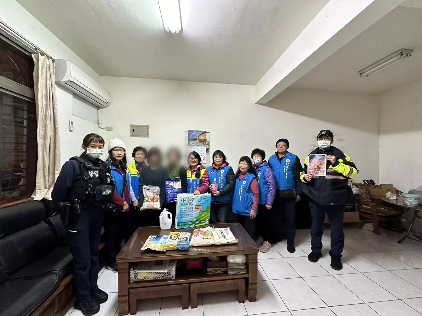 青埔警春節送暖 贈弱勢家庭愛心物資 S 63750173 0 副本 0