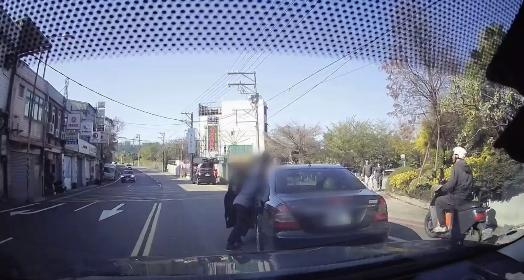 小客車突拋錨困路中 蘆竹警協助推車解圍 S 66306088