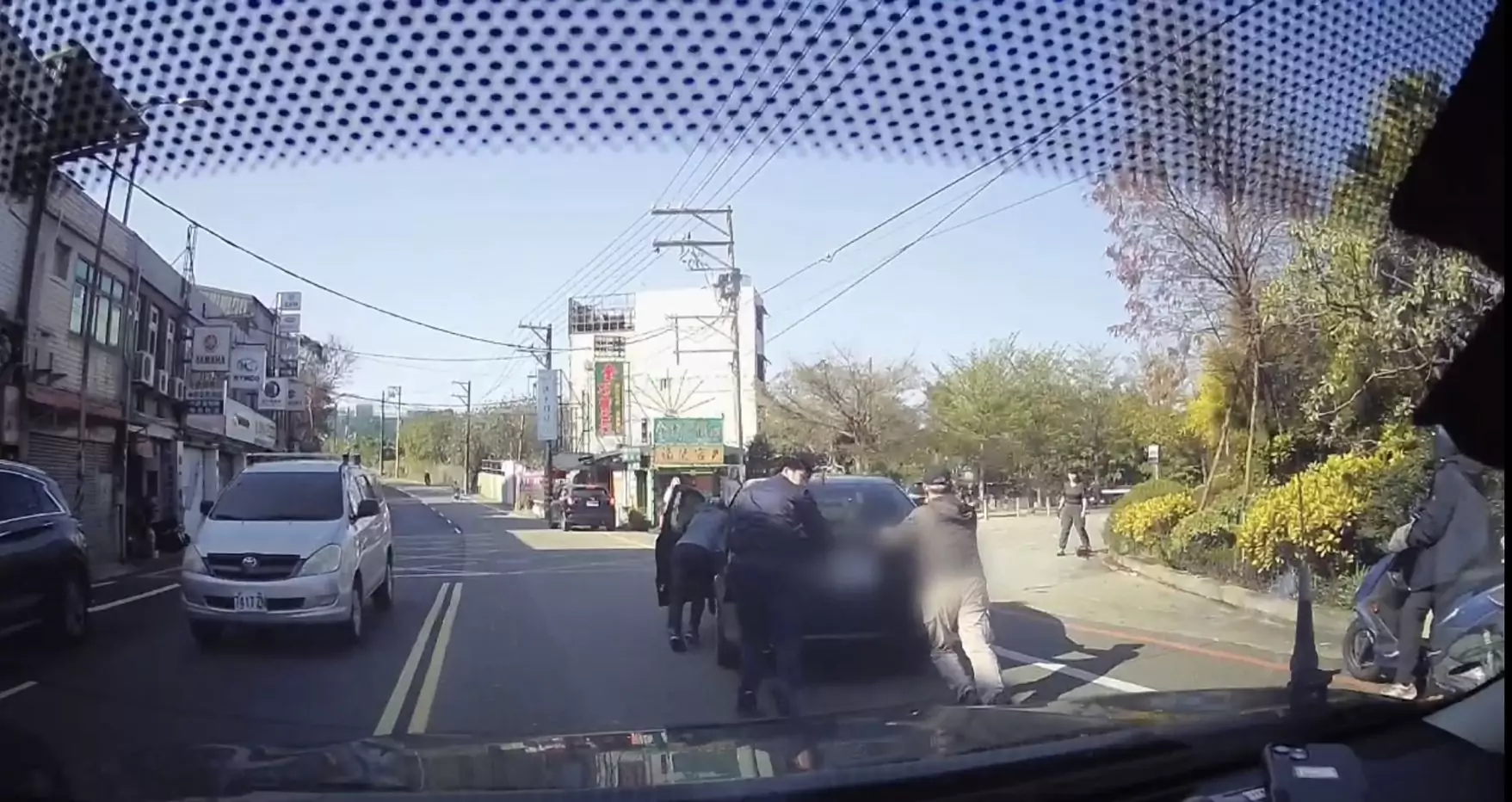 小客車突拋錨困路中 蘆竹警協助推車解圍 S 66306090