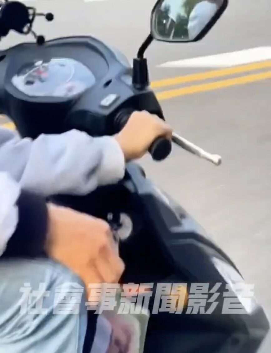 【有片】太誇張!大人放手讓幼童「騎機車」 驚險畫面曝光 S 66338840 e1708146741423