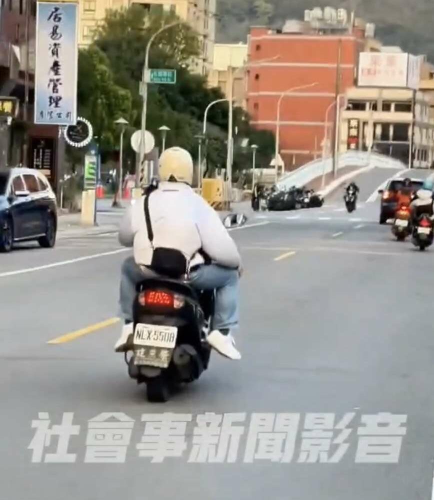 【有片】太誇張!大人放手讓幼童「騎機車」 驚險畫面曝光 S 66338842 e1708146657903