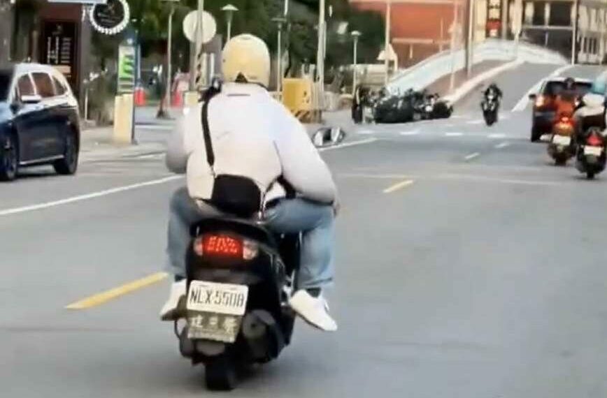 【有片】太誇張!大人放手讓幼童「騎機車」 驚險畫面曝光