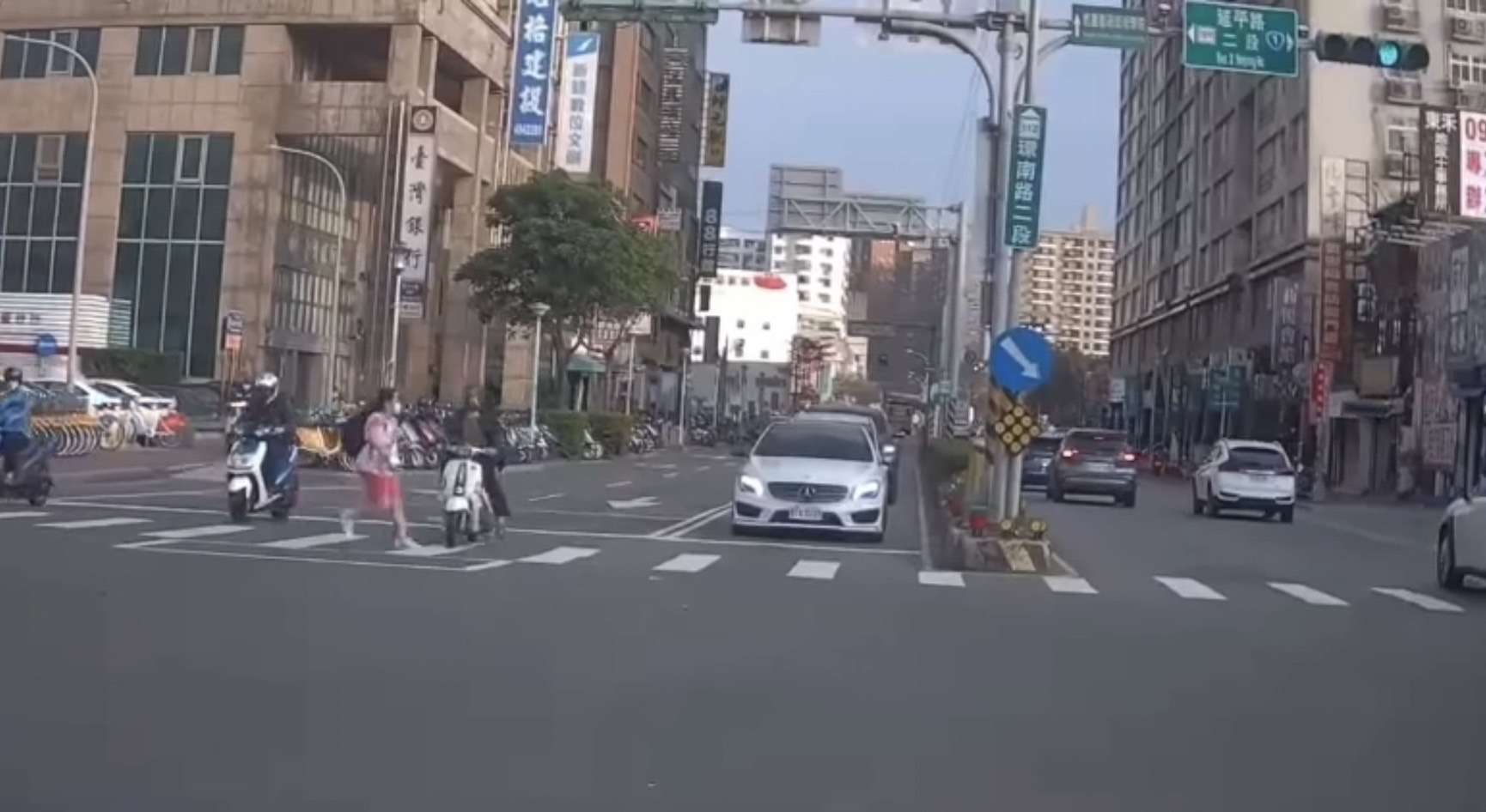【有片】太危險!桃園女學生疑闖紅燈狂奔 機車騎士慘遭擊落 S 66396175
