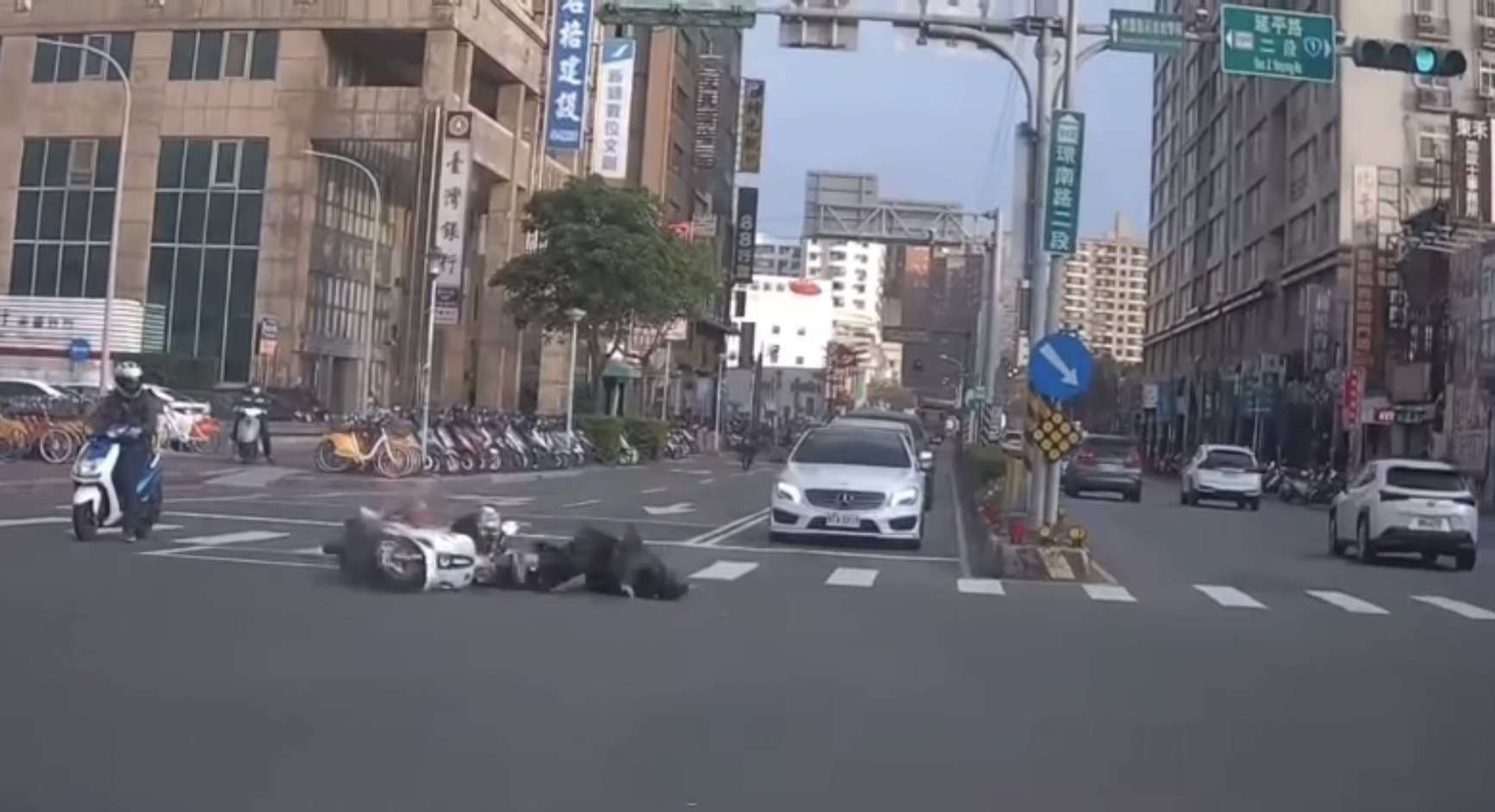 【有片】太危險!桃園女學生疑闖紅燈狂奔 機車騎士慘遭擊落 S 66396177