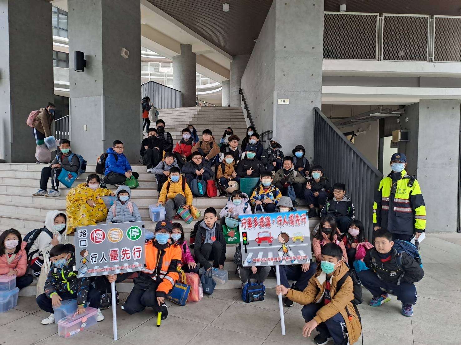 開學日中壢警穿暴龍裝教小朋友反詐反毒品 啟動護童勤務 S 6930453 0