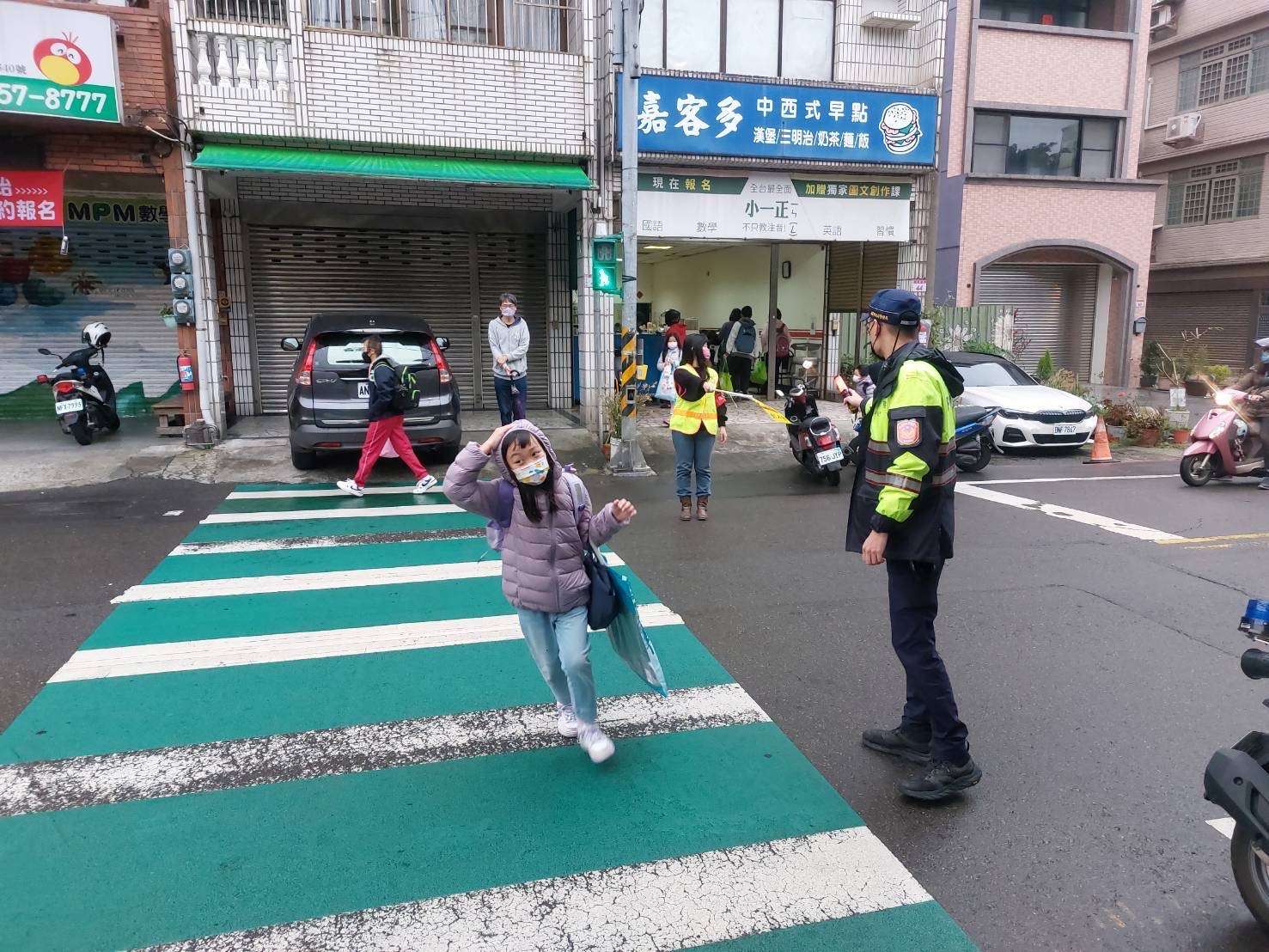 開學日中壢警穿暴龍裝教小朋友反詐反毒品 啟動護童勤務 S 6930458 0