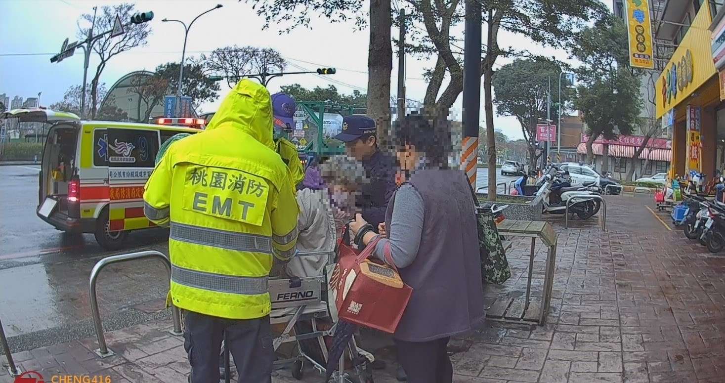 老婦滑倒「頭部撞擊地板」 桃警冒雨救人 S 69959774 0