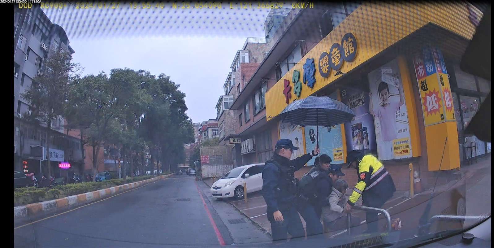 老婦滑倒「頭部撞擊地板」 桃警冒雨救人 S 69959775 0