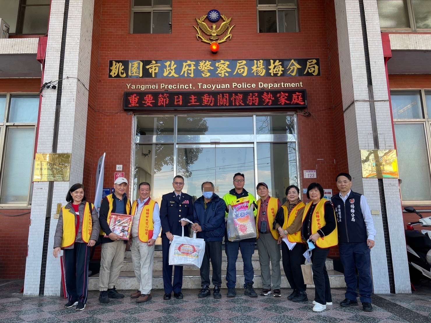 楊梅警偕世大愛心協會關懷弱勢 溫馨送暖助平安過年 S 87957552 0
