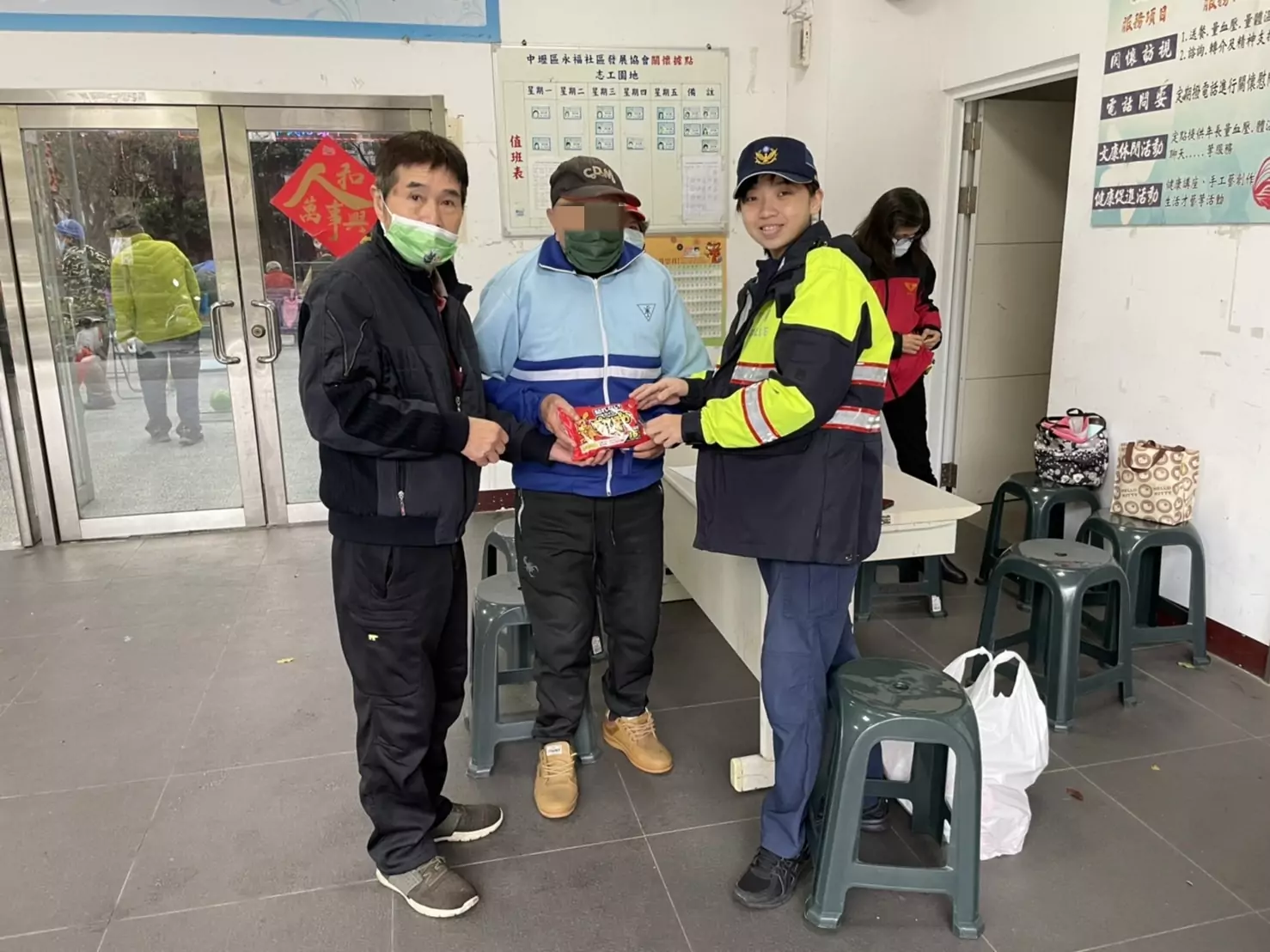 中壢女警攜手里長 贈暖暖包助弱勢過好年 中壢女警攜手里長 贈暖暖包助弱勢過好年