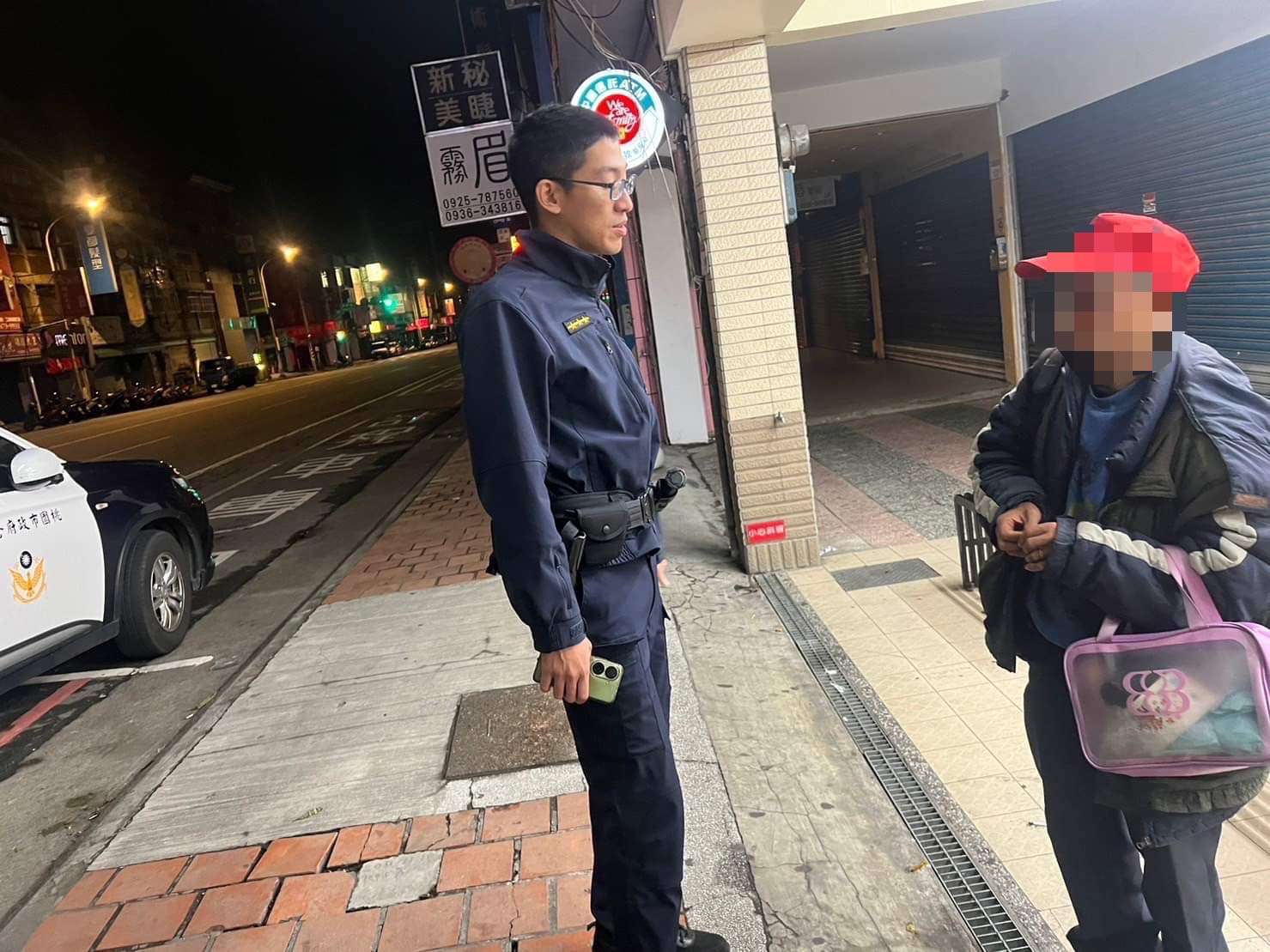 精障男獨自外出迷途蹲路旁 龍潭暖警助平安返家 S 9520213 0