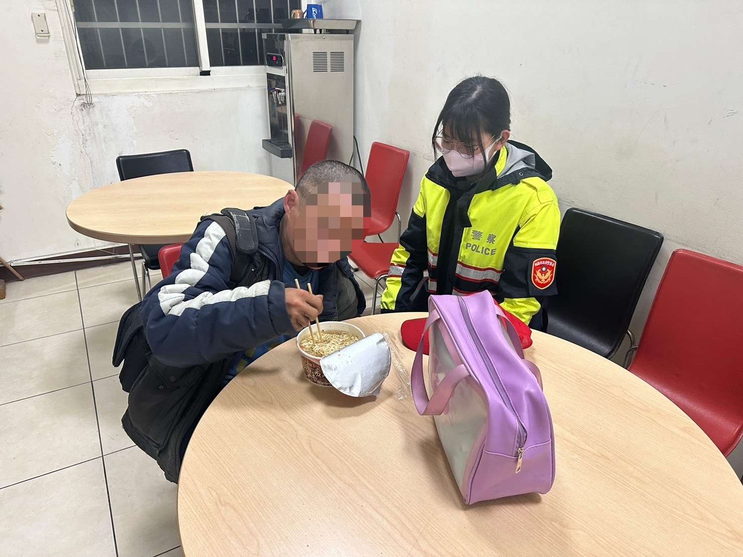 精障男獨自外出迷途蹲路旁 龍潭暖警助平安返家 S 9520217 0
